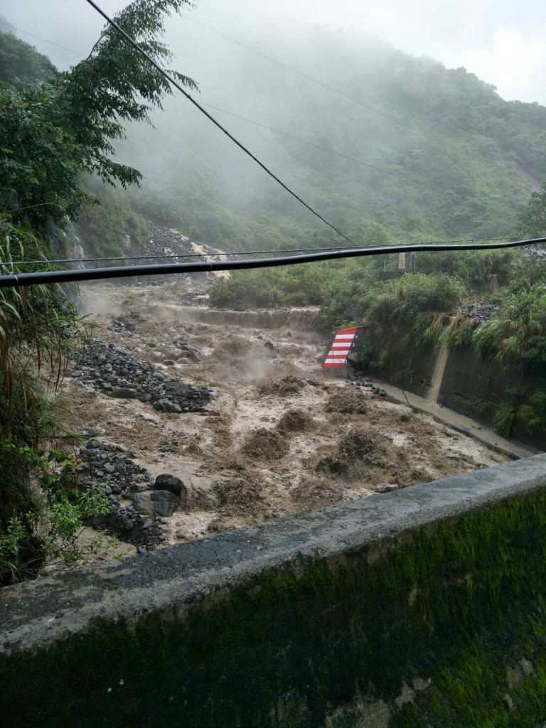 梅雨鋒面來勢洶洶，肆虐全台，圖為南投信義鄉神木村暴雨大水。圖／讀者提供