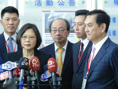 蔡英文3日參訪竹科，台灣半導體產業協會理事長盧超群（右1）出面接待。（中央社）