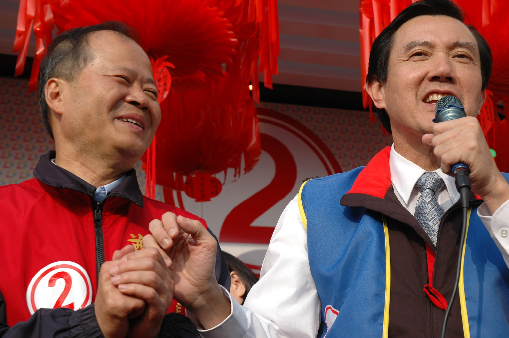 鄭永金（左）今遭監院以新竹縣長任內違法經營商業遭彈劾。圖為2005年鄭永金競選縣長連任時，馬英九前往站台助選。（資料照片，中央社）20150803