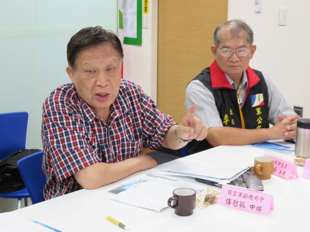 前空軍副總司令、備役中將傅慰孤（圖左一）今日指出，今天軍公教爭的是尊嚴，「我們原是被動接受制度的人，為什麼會變成反改革的米蟲」？我們不能接受憲法所保障的人權被踐踏，更拒絕政黨為了政治利益打壓、鬥爭軍公教。（記者唐詩攝影）