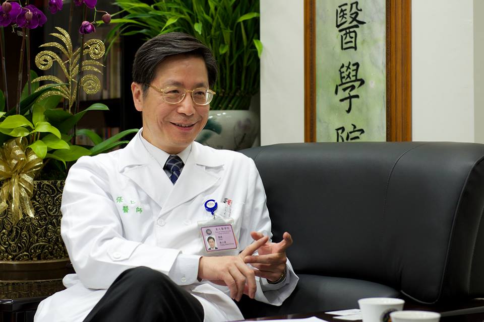 台大醫學院院長張上淳接受《民報》採訪時指出：「今年流行病毒株沒有變異，大流行的主因是國人疫苗接種率太低。」(黃謙賢／攝)