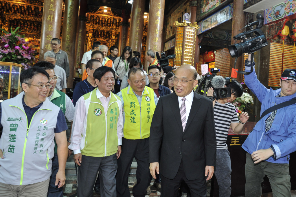 新北市長參選人蘇貞昌今日前往土城參拜，對於柯文哲道歉，蘇表示，他被徵召參選新北市長，「我心心念念的是新北市怎麼樣可以更好，我要爭取新北市民的支持」，強調新北未來仍要與台北合作，此時不宜指指點點。圖／蘇辦提供