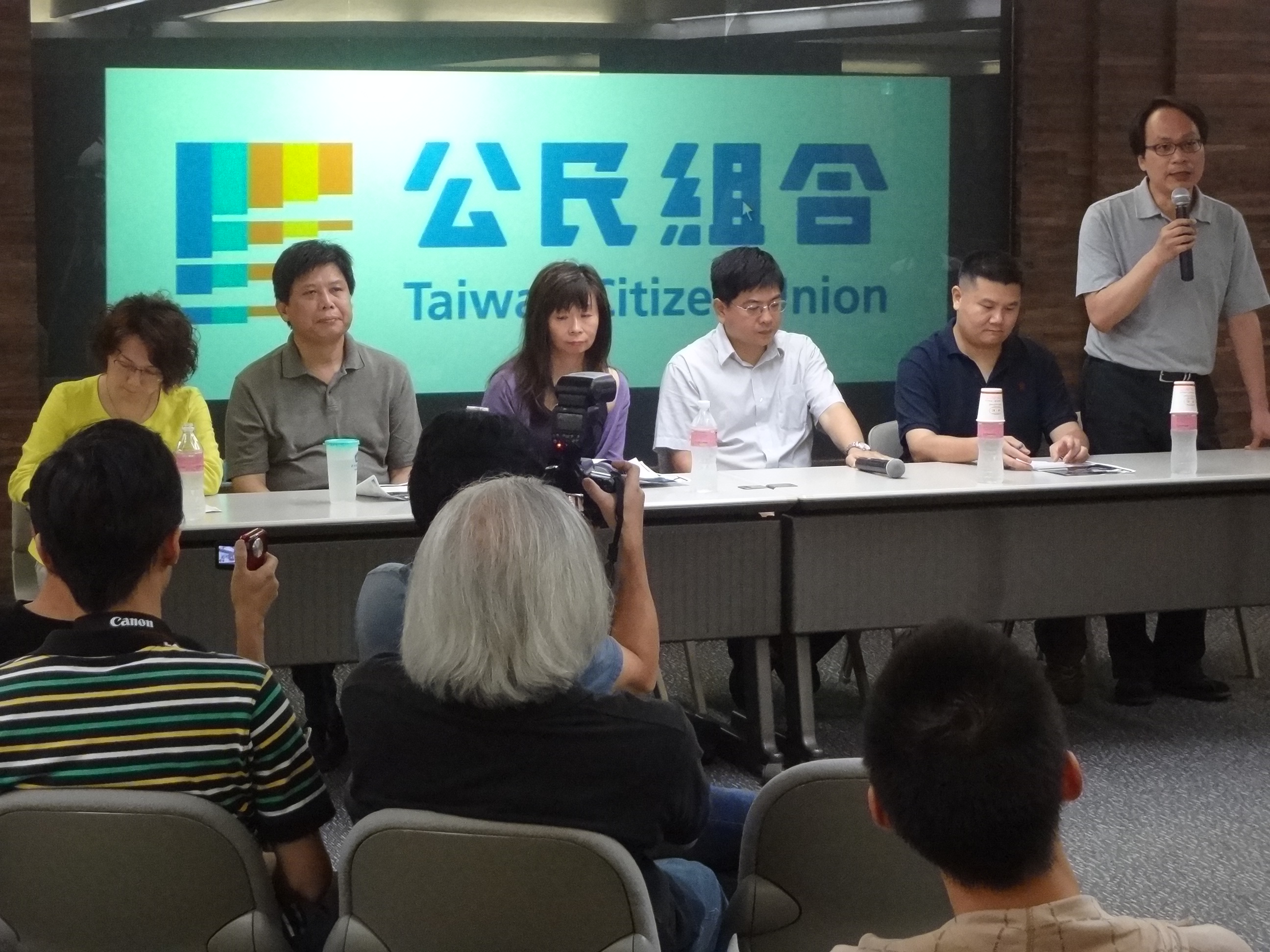 「公民組合」成立後巡迴全台舉辦座談,今天(31日)在台北舉行第一階段最終場,下階段將在年底前陸續提出政策主張。(劉明堂攝)