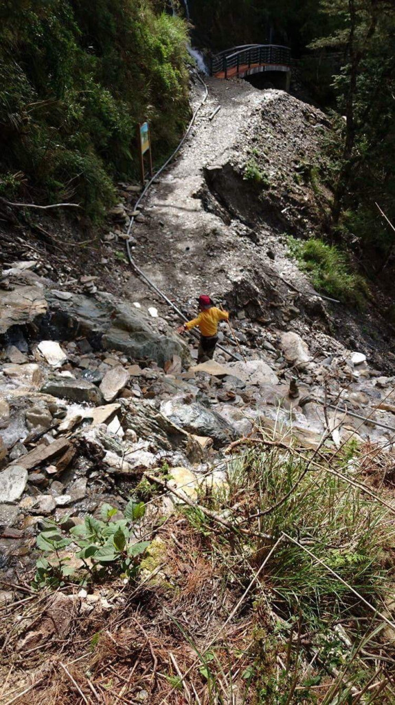 今年6月通往嘉明湖國家步道聯外道路南橫公路，利稻往向陽路段交通中斷。圖／臺東林區管理處提供