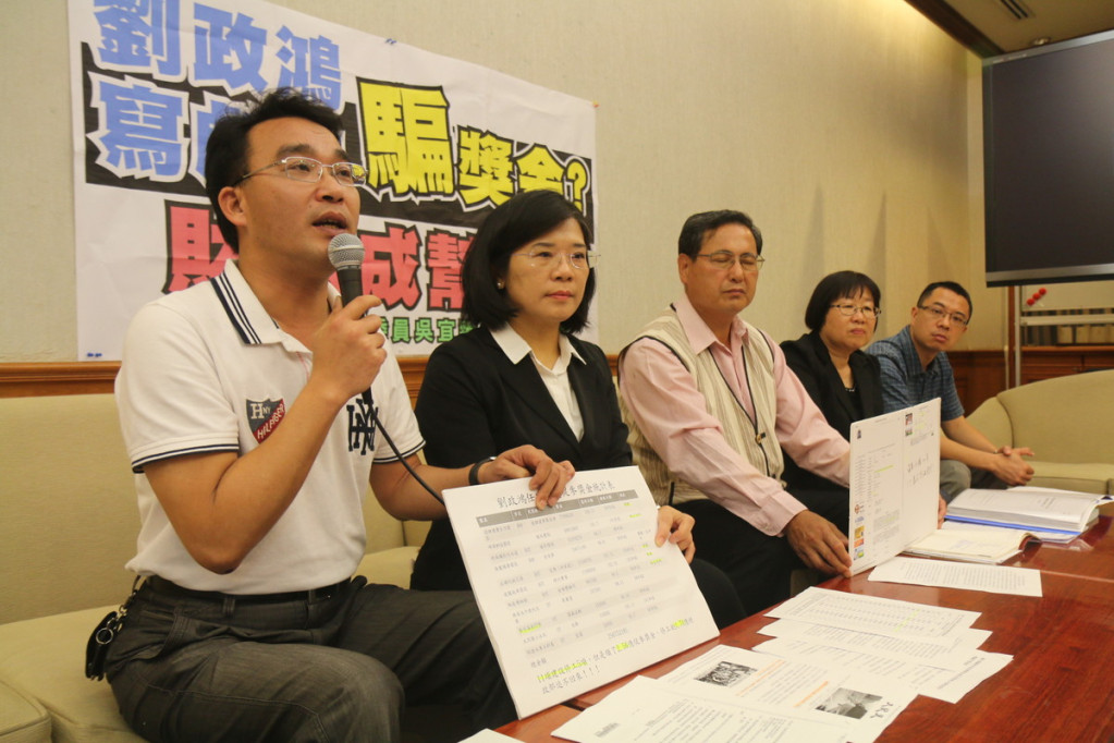 民進黨苗栗山線立委人選難產，兩派人馬陷連署書大戰。圖為其中一派推舉的