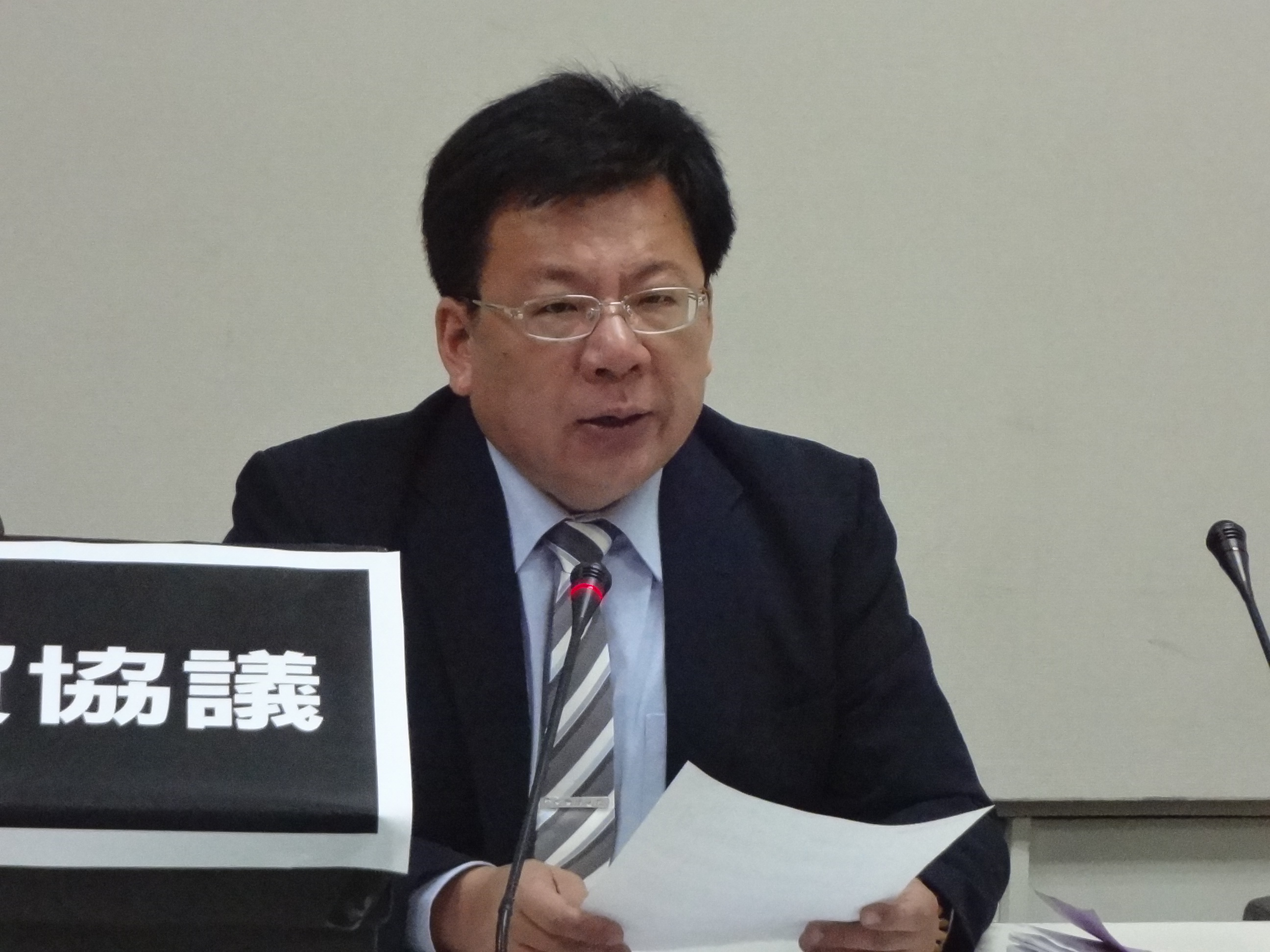 立法院修憲委員會召委的民進黨立委李俊俋今天在「憲法解凍，政改啟動」公聽會說明，立院初步決議，將舉辦10場公聽會，聚焦各個憲改議題，並將全程轉播。（民報資料照片）