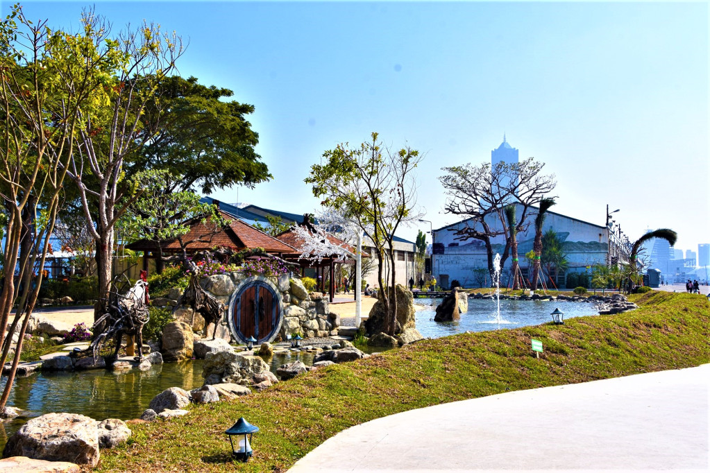 「高港水花園」以台灣島為發想，北斗七星的天樞星象為代表石的月光島。