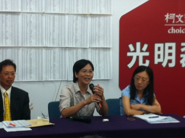 台大葉克膜組長蔡壁如（中）今天出席柯文哲記者會表示，柯美蘭補助款項有還錢。（朱蒲青攝）