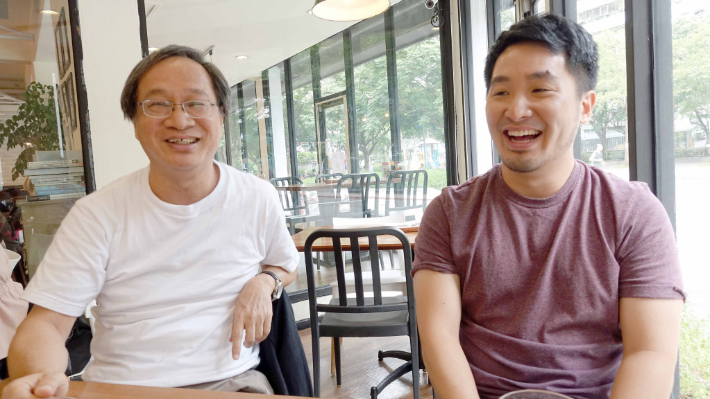 知名作家小野、李中父子，說到反課綱，一剛一柔。小野直斥：很幹，政府愚蠢；李中則讚上學生很棒，要是他自己以前一定沒這勇氣(記者蔡育豪攝影)