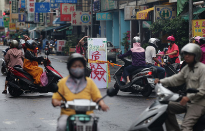 高雄市前鎮區1日凌晨發生連環氣爆，事發附近的道路封鎖，交通大亂，不少用路人必須繞路而行。（中央社）