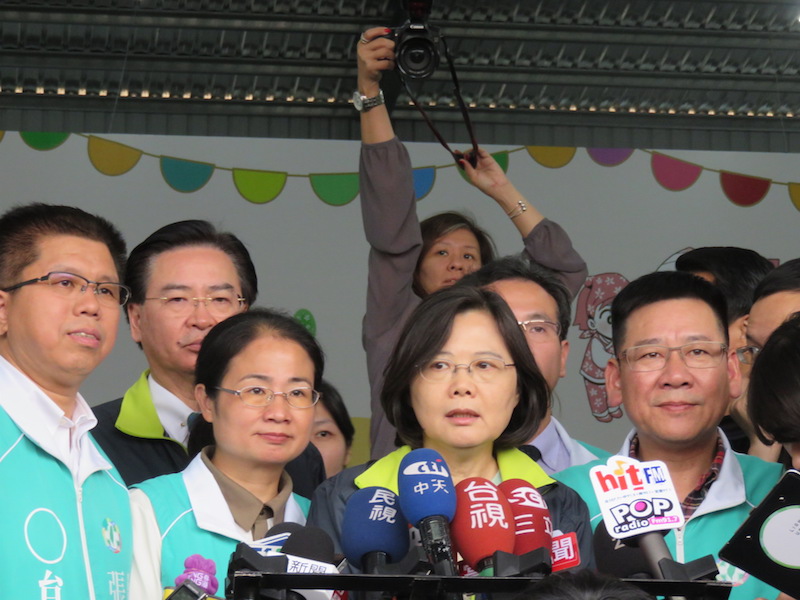 蔡英文今天前桃園召開行動中常會,呼籲支持黨桃園立委全上。(朱蒲青攝)