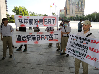 台中快捷巴士（BRT）公司解散後，有部分員工到台中市府前提出資遣條件，有人主張比照國道收費員7個月慰助金，更有人喊出24個月不等的高額資遣費。圖／中央社