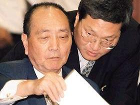 力霸集團創辦人，也是國民黨前中常委王又曾(圖左，右為王令麟)，在掏空力霸集團300多億後，帶著妻子王金世英逍遙海外，到處趴趴走，卻害慘投資人血本無歸，法院也僅判賠投資人不到5千萬。（網路資料照）