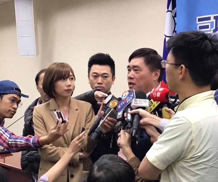 國民黨不分區名單公布後引發各界海嘯般反彈，面對排山倒海的民意反對聲浪，郝龍斌今天下午在中常會前受訪開炮，他鄭重建議「吳敦義應該退出不分區」。圖／取自郝龍斌臉書