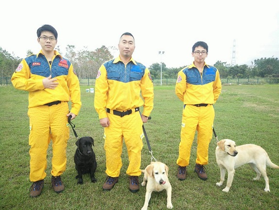 台中市消防局派出三組搜救犬組至中央訓練兩年，才能成軍。日後將為三隻拉不拉多犬公開徵求「中文名」,圖為：李俊昇+Gore、李偉碩+Grace、林祐諄+Hill   (照片由消防局提供)