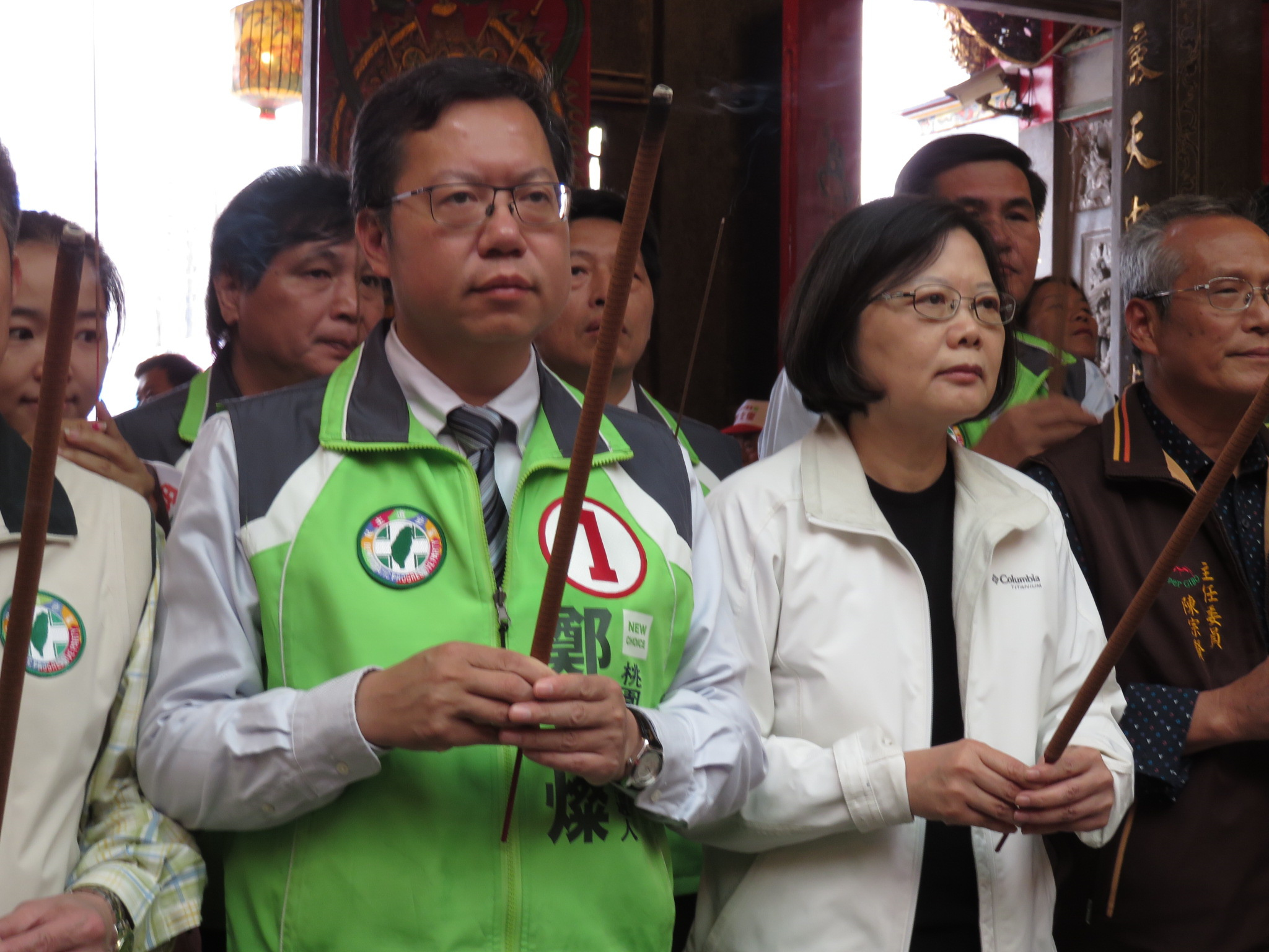 蔡英文協同鄭文燦到蘆竹區五福宮輔選參拜。（朱蒲青攝）