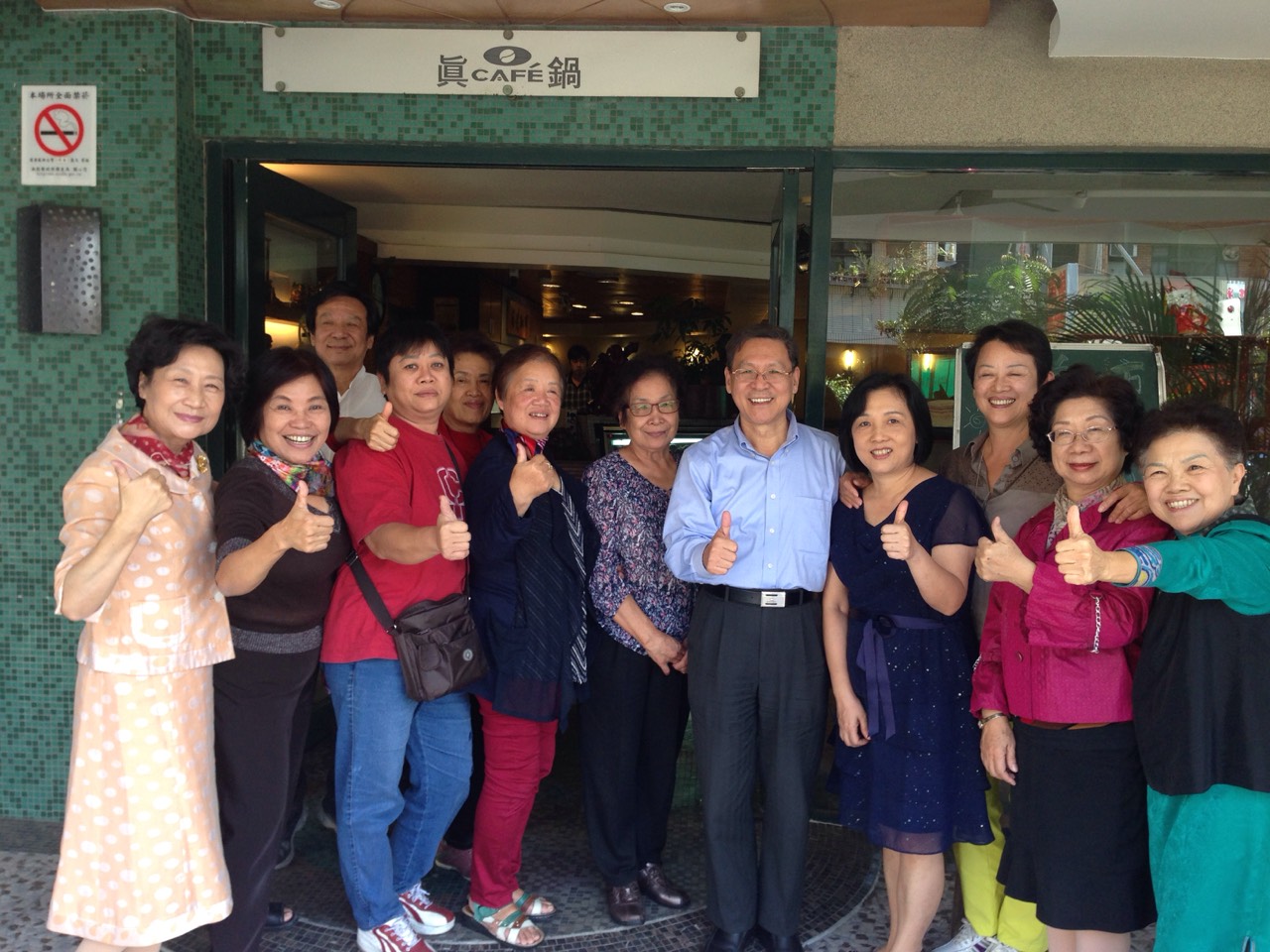 前南投縣長彭百顯20日專程由台北至埔里，與新南投婦女之友會埔里的幹部見面，尋求支持民進黨南投縣長候選人李文忠。（記者蕭玲珍拍攝）