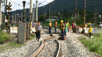 台鐵自強號日前在花蓮瑞穗富源車站附近翻覆，現場軌道明顯彎曲，台鐵檢討報告遭交部退回後，隨即以「養護不力」為由發布懲處6人。（資料照片，中央社）20160623