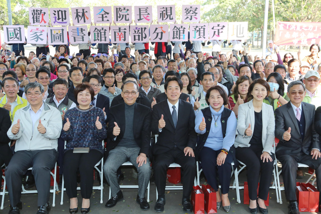 林全院長與台南市長、行政院秘書長陳美伶、教育部政務次長蔡清華及國家圖書館館長曾淑賢等人共同出席啟動儀式。(照片/南市府)