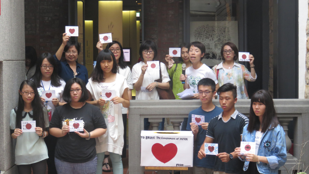 民間團體在國際慰安婦日發起「一人一心、一人一信」連署，要求台、日雙方政府面對慰安婦的歷史錯誤。圖／程士華攝