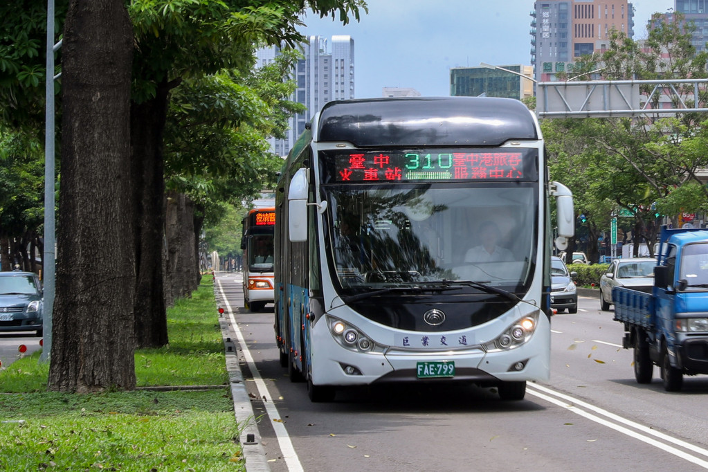 王義川也指出，優化公車上路實施一年後，經由客觀統計資料顯示，台灣大道的快慢車道明顯變得較順暢、公車運量大幅提升、旅行時間則呈現穩定狀態。（圖／台中市新聞局）