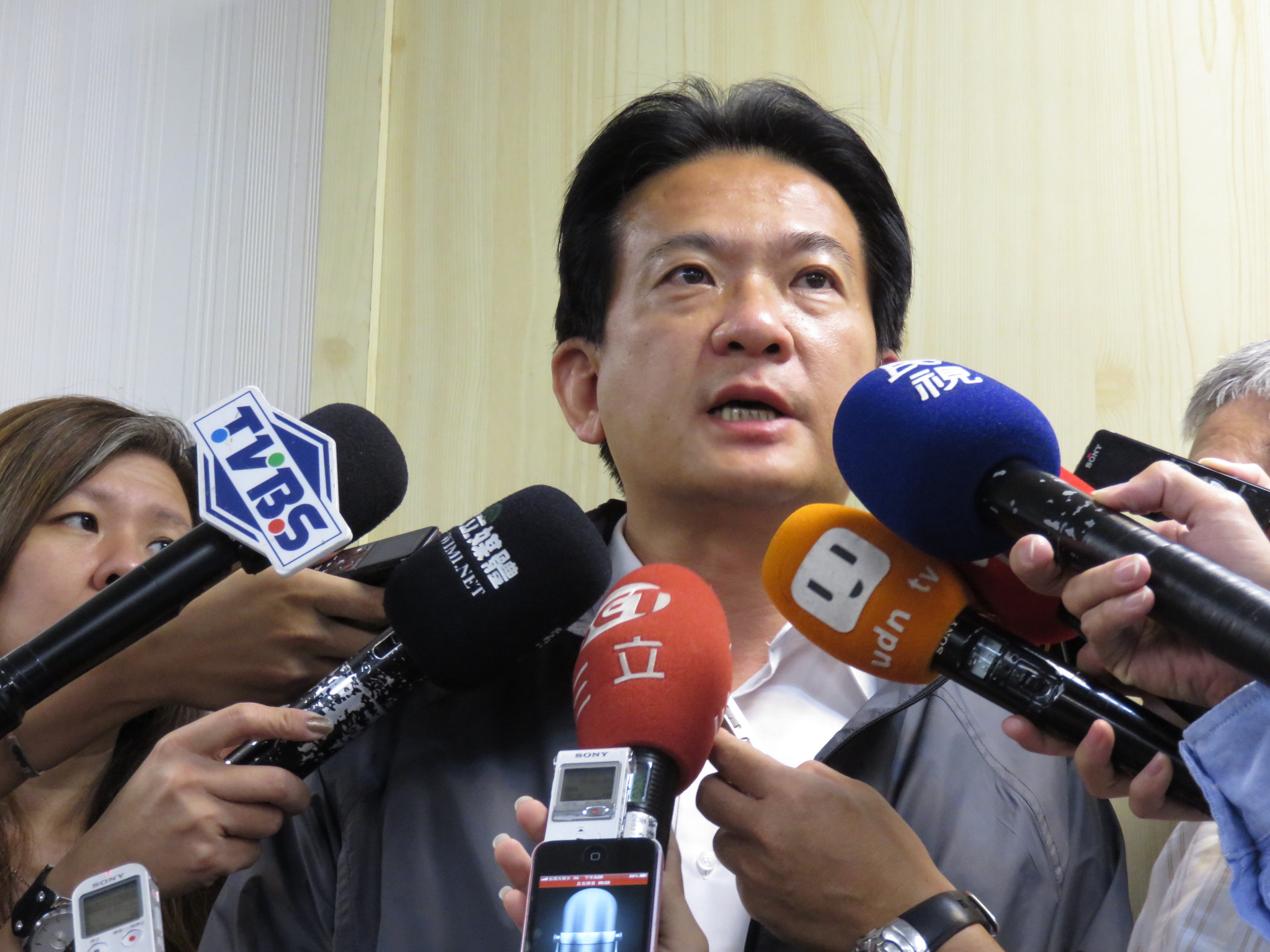美麗島電子報副董事長吳子嘉指民進黨各派系也有拿頂新的政治獻金，民進黨發言人林俊憲今（29）天表示，拿出證據來。（朱蒲青攝）