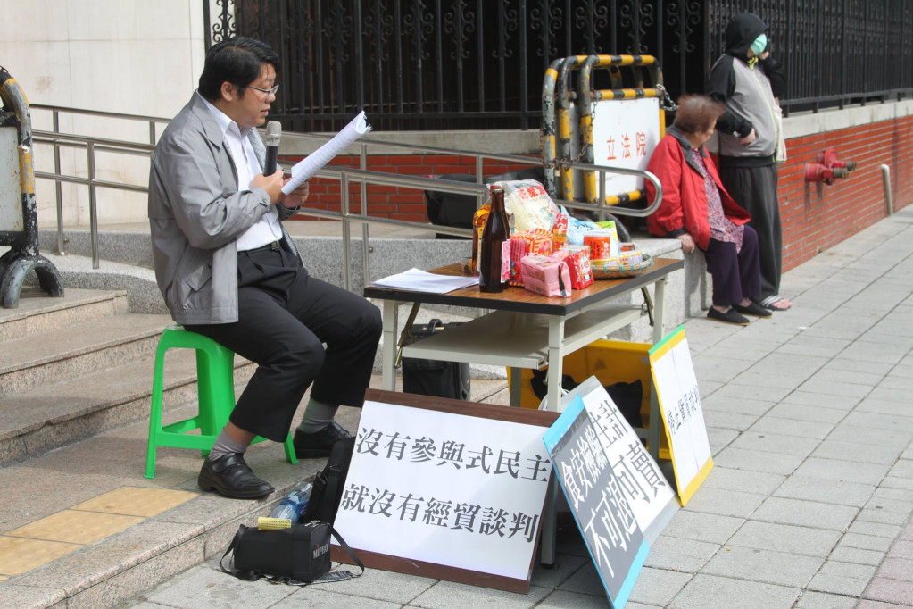 經濟民主連合召集人、律師賴中強從上午8點50分開始，逐一朗讀1510項即將開放中國貨進口工業製品的貨號與貨名，等他唸完己長達6小時。（圖片來源：綠黨臉書）