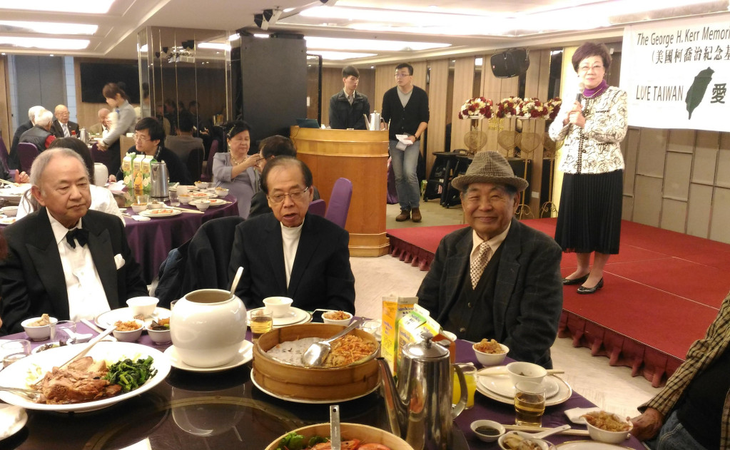 慰問餐會現場。前方圓桌從左到右，依序為陳榮成、張燦鍙、謝聰敏。圖／陳婉真提供