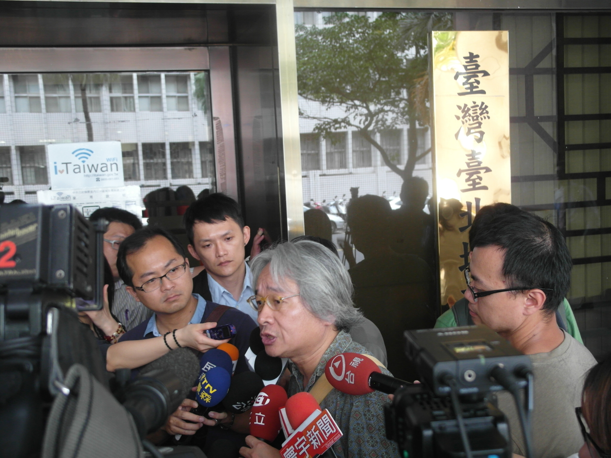 台北市長參選人馮光遠挨國安會秘書長金溥聰控告加重誹謗案今開庭,剛好遇到媒體守候遠雄行賄案進度,看到媒體這麼大陣仗,可把他嚇了一大跳。(記者陳淑貞攝)