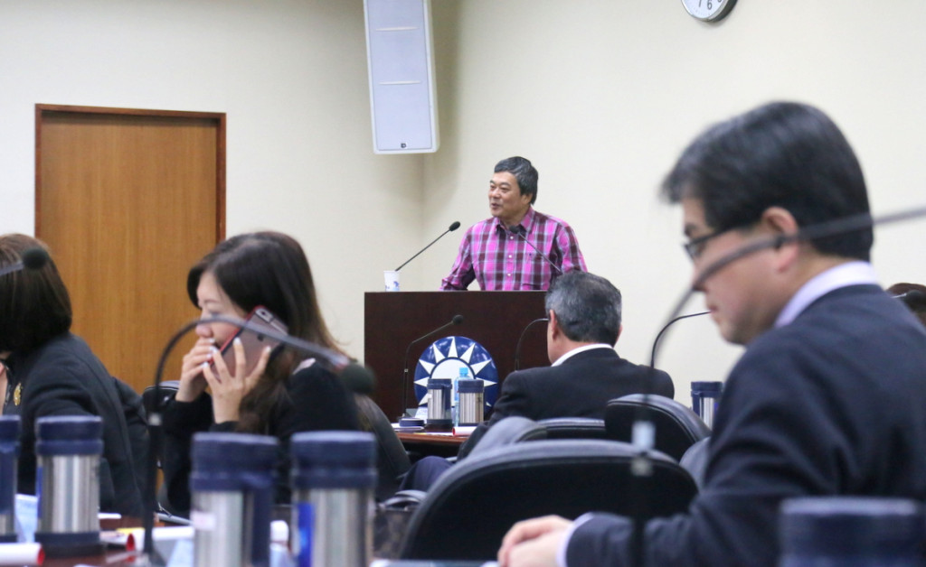 資深媒體人董智深對國民黨中常會演講，他毫不客氣：「丟掉政權，各位常委都有份」。（記者何豪毅攝）20160128