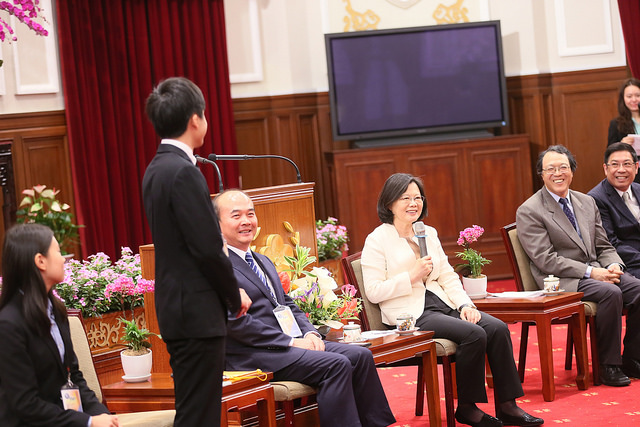 總統今天接見「第24屆全國大專院校傑出服務性社團暨社團領袖『傑青獎』受獎學生代表」,與學生們在會中進行交流。圖/總統府提供