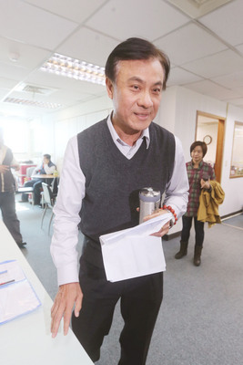 民進黨選舉對策委員會召集人蘇嘉全今天公布13個暫不予徵召選區與第三勢力協調合作。（資料照，中央社20150408）