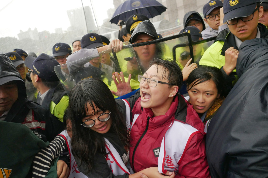 大觀社區自救會在民進黨前為了和蔡英文表達訴求，和警方爆發激烈推擠衝突，自救會成員在推擠中情緒十分激動，不斷高喊反迫遷，要協商等口號。圖／張家銘