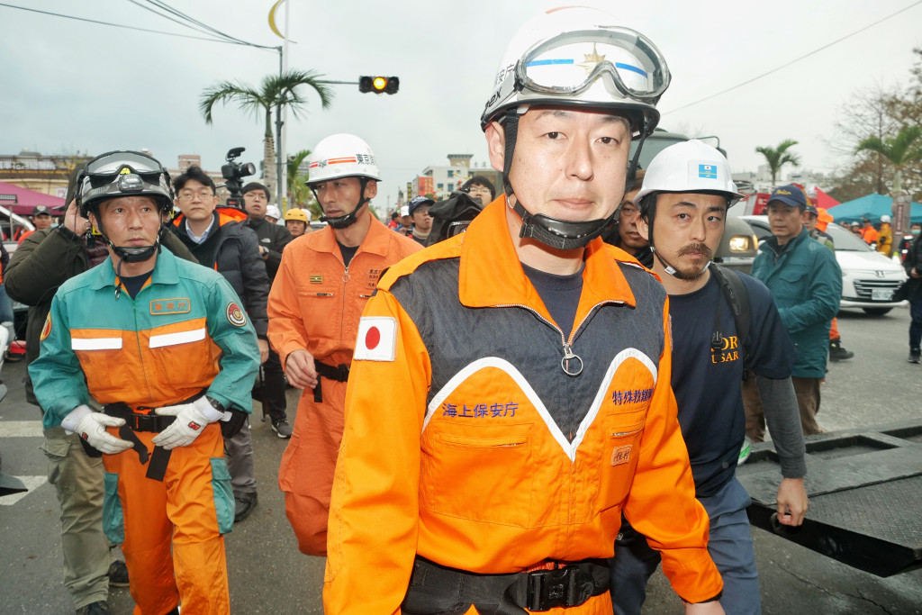 日本專家團表示，他們帶來一些特殊器材，希望能提供給救難同仁一起使用，並說雲門翠堤比她在日本看到的畫面還糟，超乎想像，她會盡最大的能力來協助台灣。圖／張家銘攝