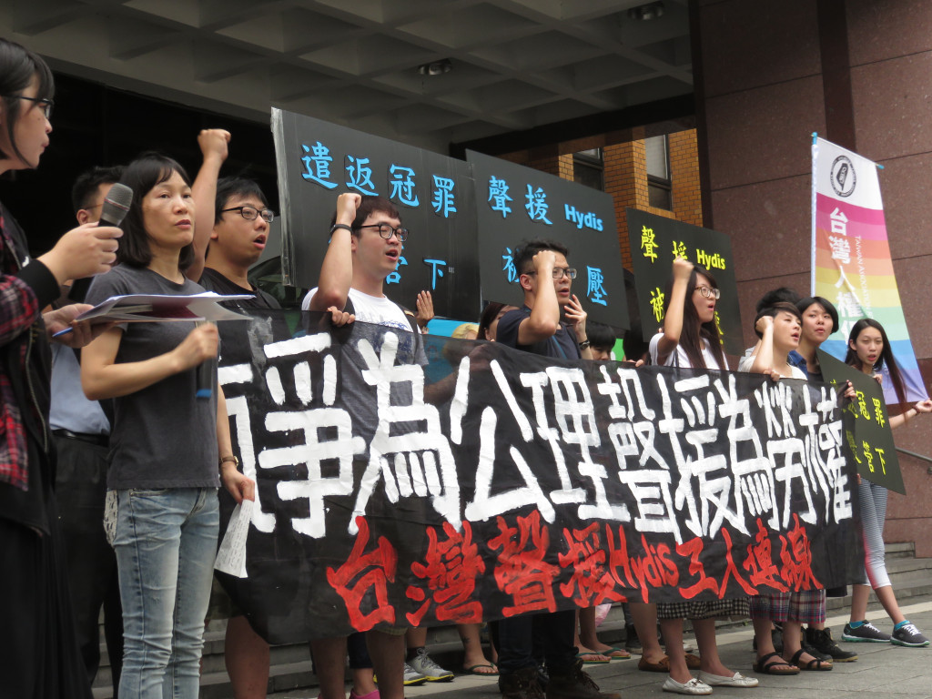 台灣聲援Hydis工人連線成員因陳情抗議遭檢方起訴，韓國女工至台北地院出庭作證，籲檢方勿司法追殺抗爭人民，應判無罪（李秉芳攝）20160527