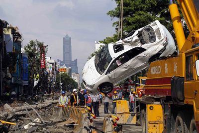 高雄氣爆案事故現場搜救工作3日持續進行,三多路眾多扭曲車輛吊離現場。中央社