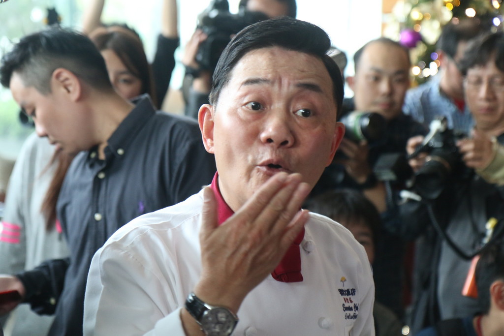 名廚阿基師有手勢強調,與粉絲「只有親親抱抱,沒有踰矩」。(記者何豪毅攝)