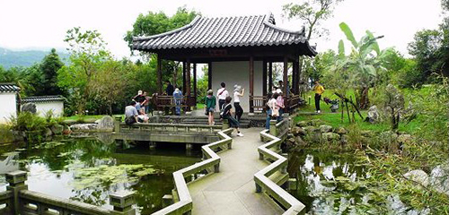 中式庭園：艾園(唐式庭園)，裡面就是小橋流水，亭閣台榭，類似林家花園那個樣子。