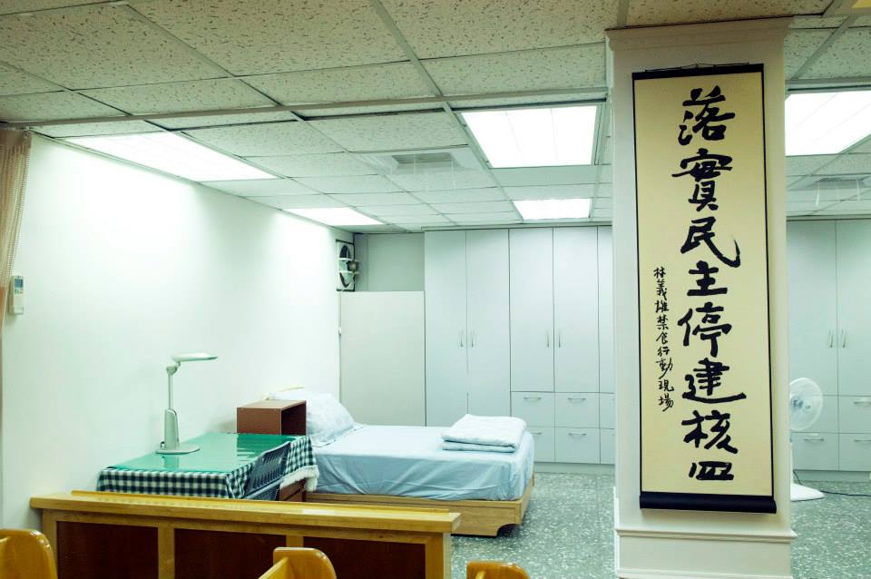 林義雄送醫調養後，義光教會志工開始收拾禁食區器材，包括床、桌椅。圖為禁食區原先陳設模樣。(記者黃謙賢攝)