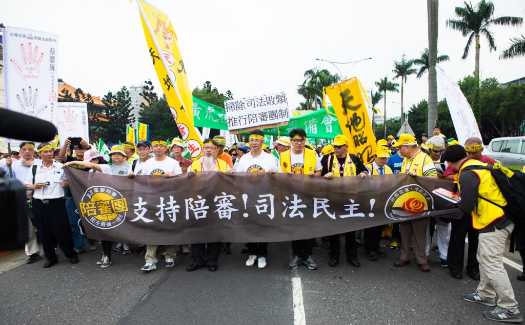 司法院版的「國民法官」草案，是抄襲日本在2009獨創的制度，施行至今已僅11年已發生諸多問題，諸如判罪率高達99.5%的怪異現象，甚至有高達三成民眾認為法官干預參審員的審判，冤案的問題更形惡化。（圖為陪審大遊行／台灣陪審團協會提供）