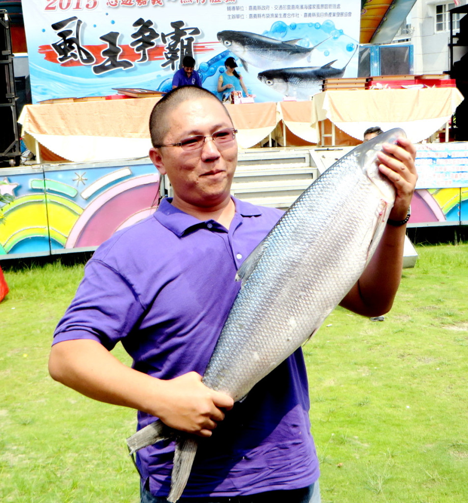 嘉義第五屆「虱王爭霸」，最重虱目「魚王」由劉鎧郴所養重達15台斤1兩奪冠，比去年冠軍多了4台斤3兩，創下例年最大尾紀錄(照片/嘉義縣府提供)