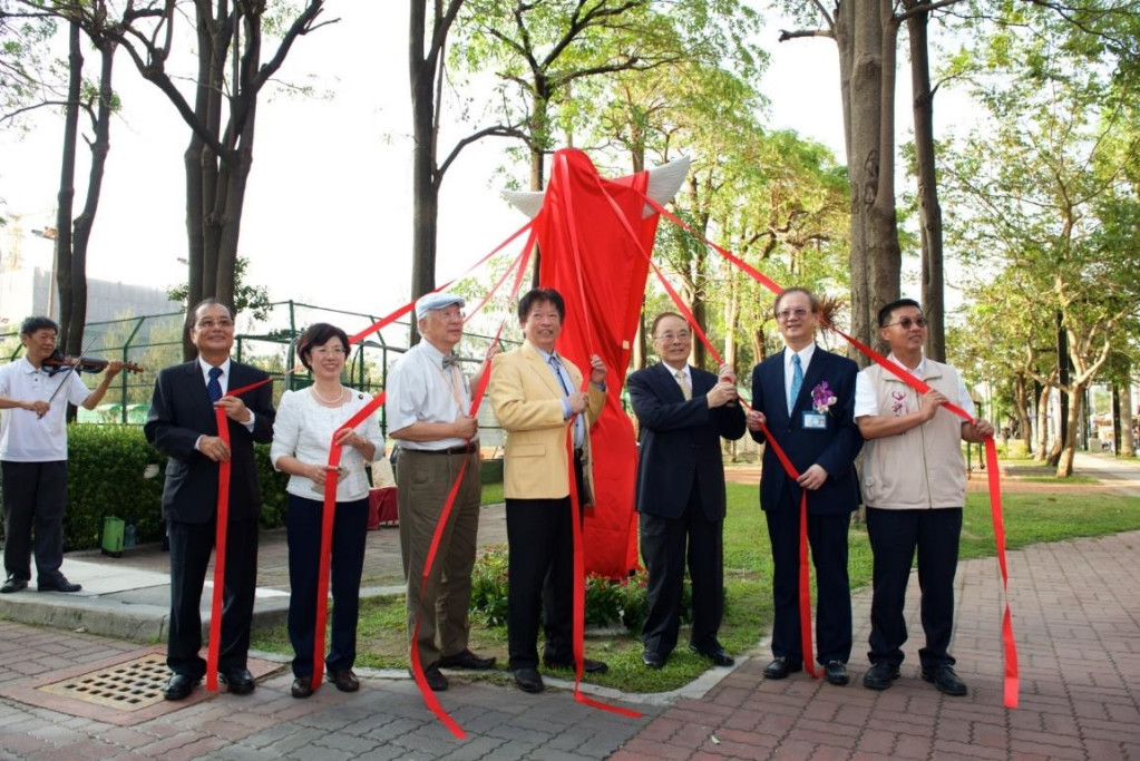 施榮源宗長、尤美女委員、陳永興院長、施哲三博士、張俊雄院長、劉景寬校長、許智傑委員揭幕