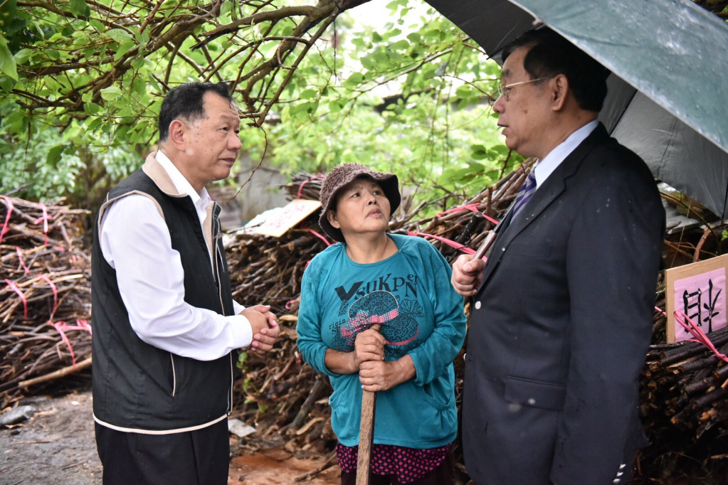 檢察長黃和村（右）關心江婦居家安全。圖／王志偉翻攝