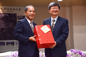 針對年金改革，前人事行政局長、現任國民黨中評會主席團主席陳庚金語出驚人要公務員「能混就混，能撈就撈，拖垮這個政府」，談話讓人驚呆。圖為2014年政大校長吳思華受命出任教育部長，擔任校友會秘書長的陳庚金代表歡送。圖/翻攝國立政治大學網站