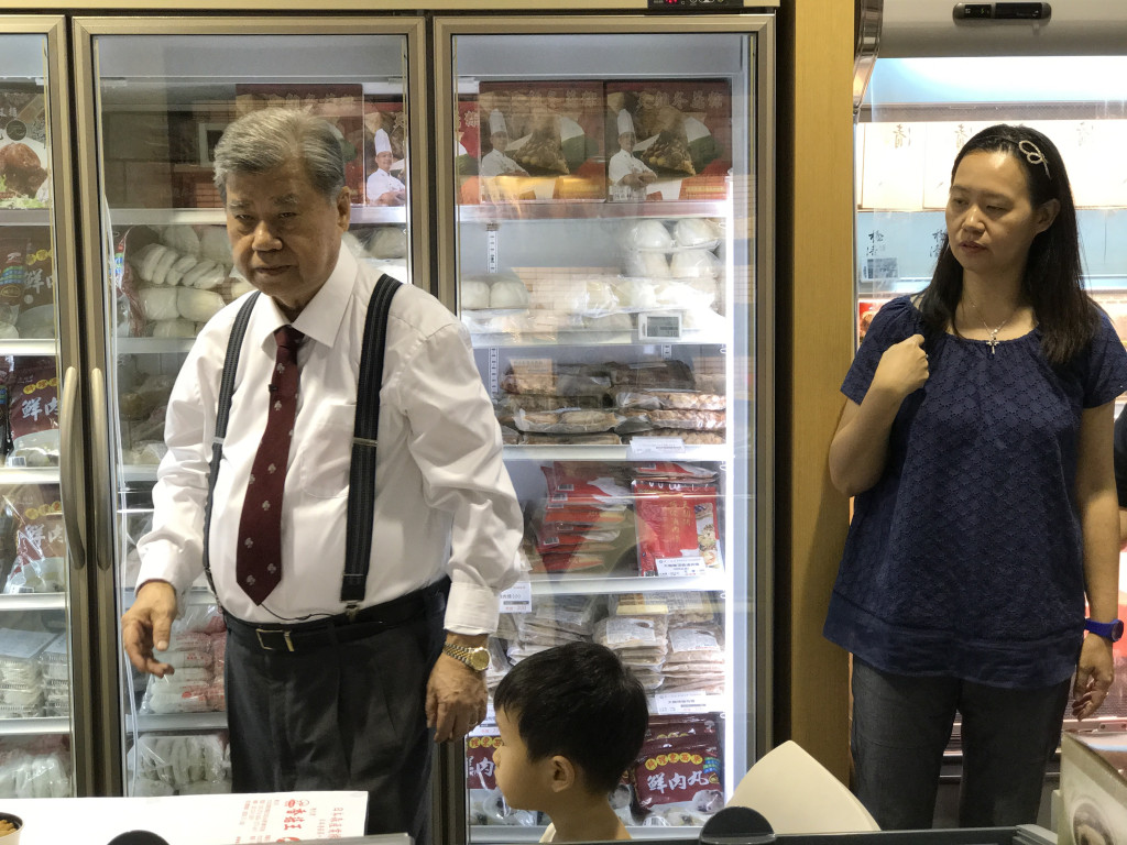  第一名店董事長王義郎親自參與店面活動。圖／李文揚