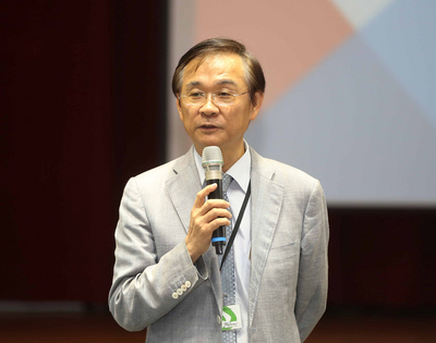 台北市教育局長湯志民（圖）在議會答覆議員問題表示，目前新舊版課綱都可使用，北市現在有部分學校也是採用原版，北市府立場是支持使用原版。（中央社資料照片）20150602