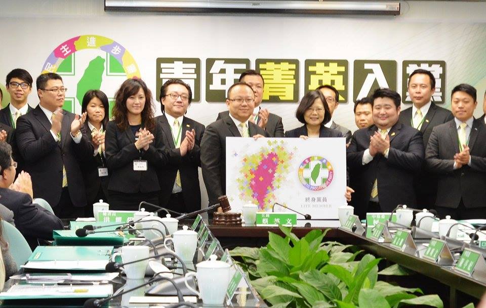 民進黨今（4）日下午召開記者會，青商會總會長侯宗延率23位各地幹部集體入黨，由黨主席蔡英文親自授證。侯宗延受訪表示，蔡英文常提到一起改變台灣，當她的眼睛、耳朵等，所以他和今天出席的幹部都願意承擔這個責任，加入改革行列。圖／郭文宏