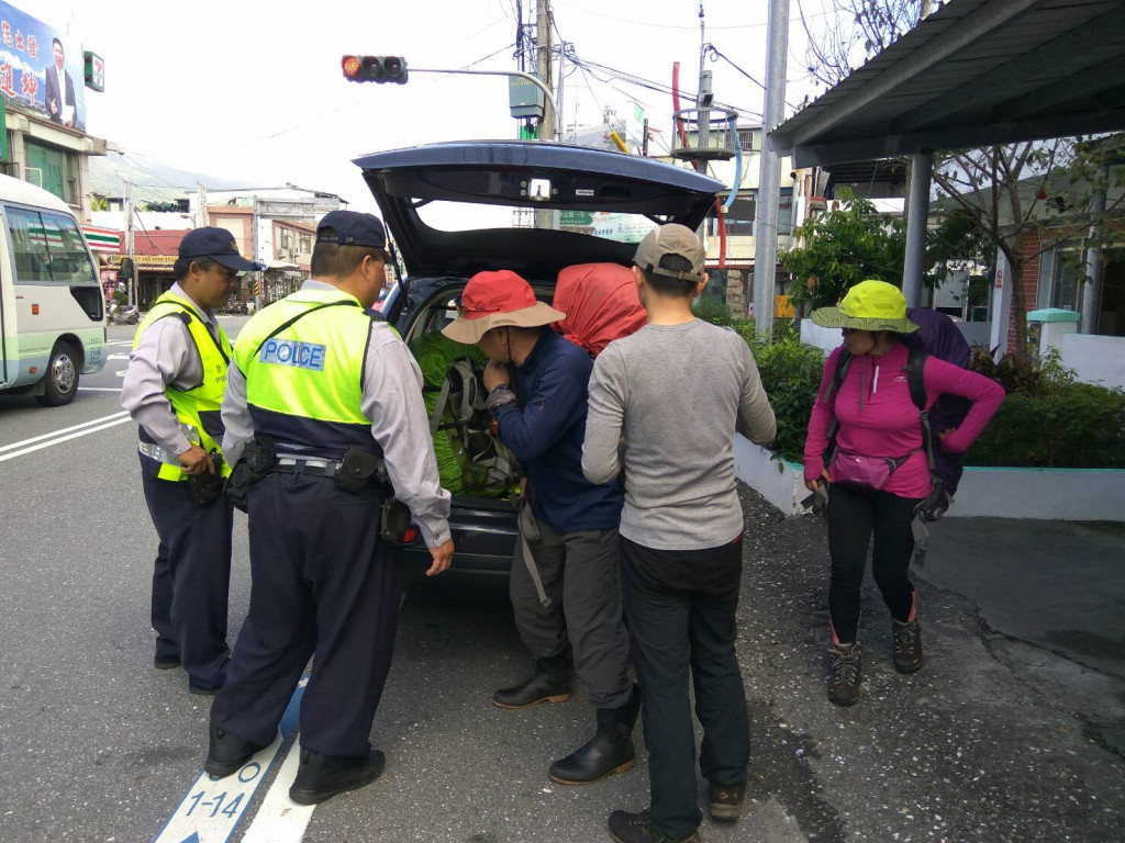 李姓登山客等3人未申請、無領隊即入山，因溪水暴漲而受困，花蓮縣消防局創全國先例，開罰3人共18萬元。圖／花蓮縣消防局提供