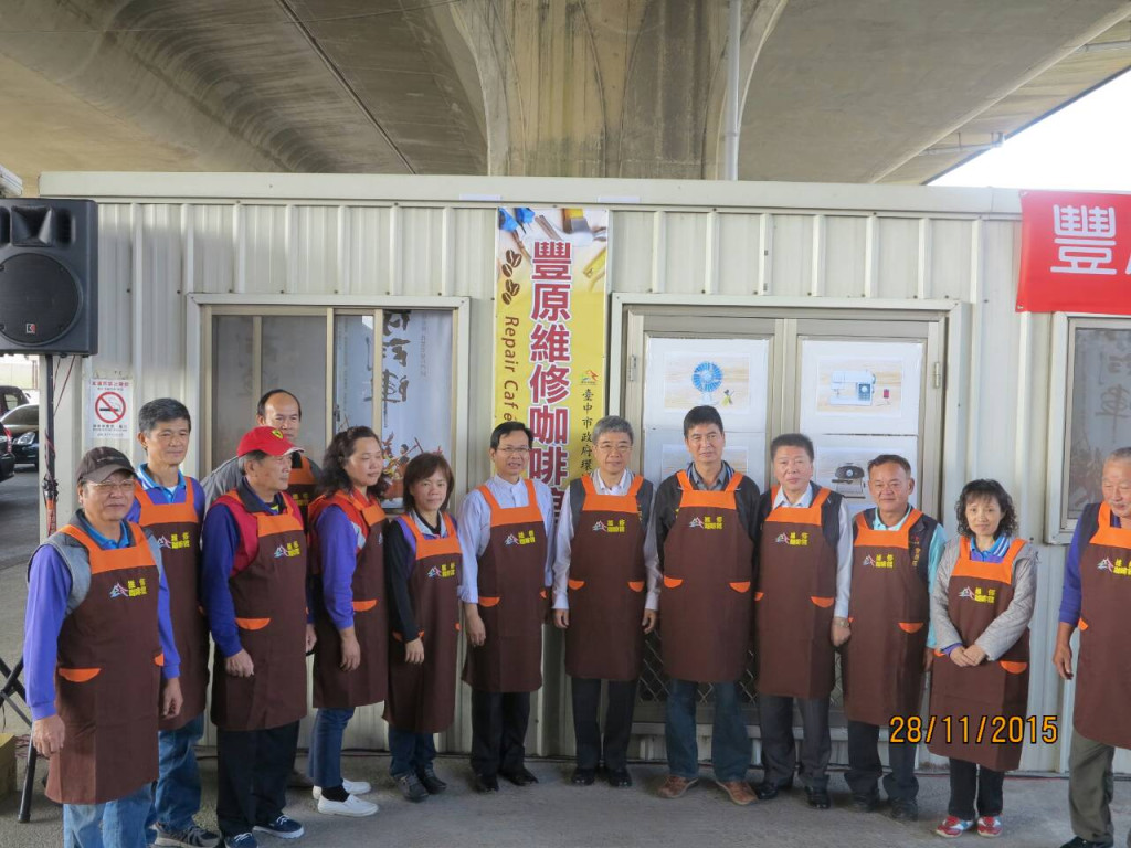 中市府首創推廣市民「維修DIY」，鼓勵惜物愛物，珍惜資源，特由專業師父及志工協助，並請喝咖啡。（中市環保局提供）