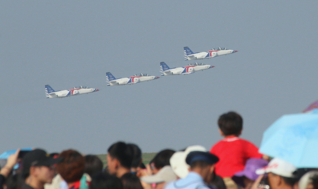 空軍清泉崗基地開放活動，雷虎小組特技表演。何豪毅攝